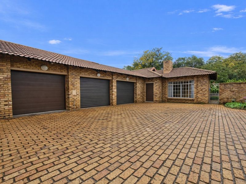 Modern 4 Bedroom Home with Pool, Solar & 3 Garages in Secure East Village - Photo 2