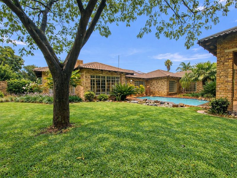 Modern 4 Bedroom Home with Pool, Solar & 3 Garages in Secure East Village - Photo 10