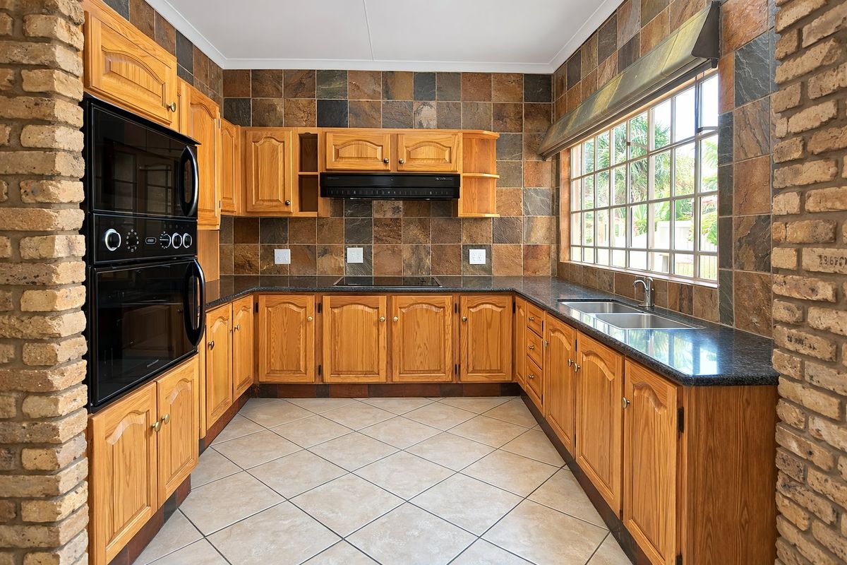 Modern 4 Bedroom Home with Pool, Solar & 3 Garages in Secure East Village - Photo 4