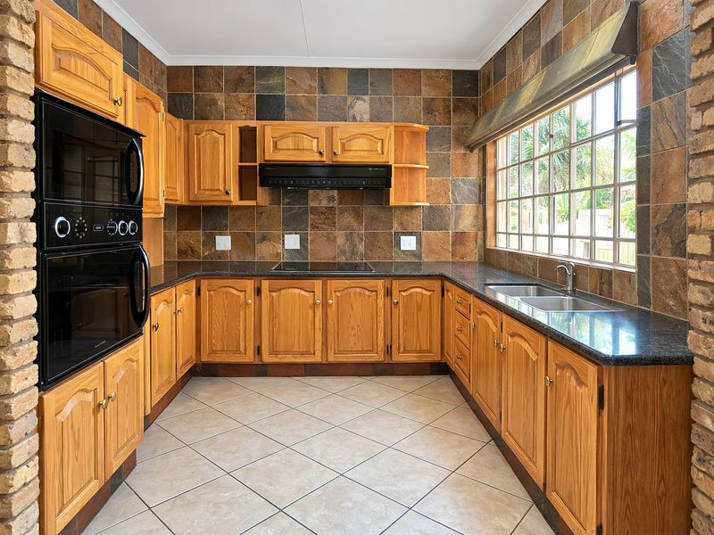 Modern 4 Bedroom Home with Pool, Solar & 3 Garages in Secure East Village - Photo 4