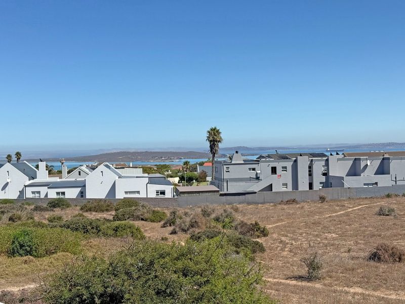 Elegant Coastal Family Living, 4 bedrooms, 4 Bathrooms in a Quiet Cul-de-Sac, Langebaan.  - Photo 10