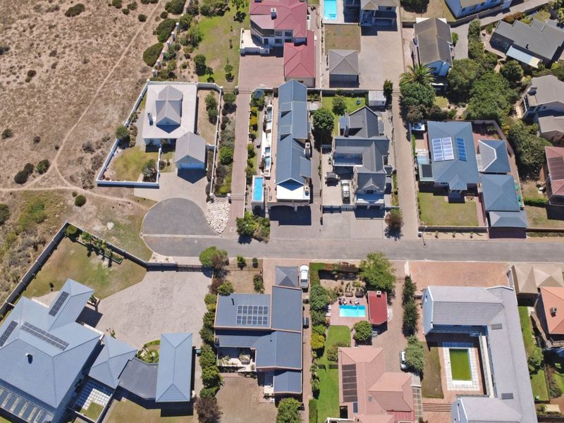 Elegant Coastal Family Living, 4 bedrooms, 4 Bathrooms in a Quiet Cul-de-Sac, Langebaan.  - Photo 8