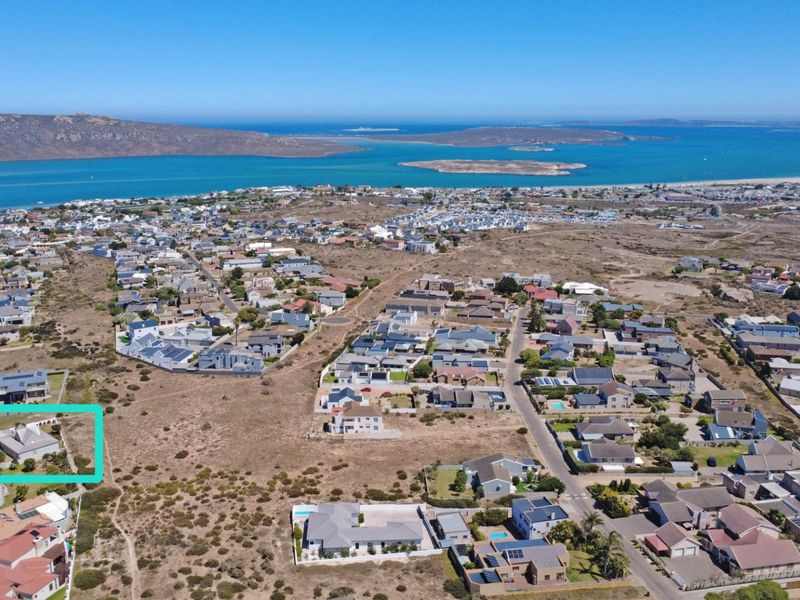 Elegant Coastal Family Living, 4 bedrooms, 4 Bathrooms in a Quiet Cul-de-Sac, Langebaan.  - Photo 7