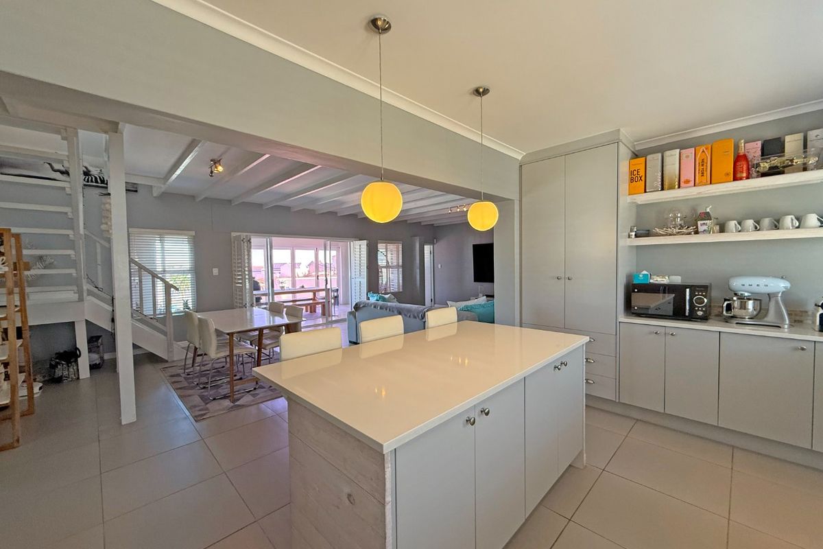 Elegant Coastal Family Living, 4 bedrooms, 4 Bathrooms in a Quiet Cul-de-Sac, Langebaan.  - Photo 4