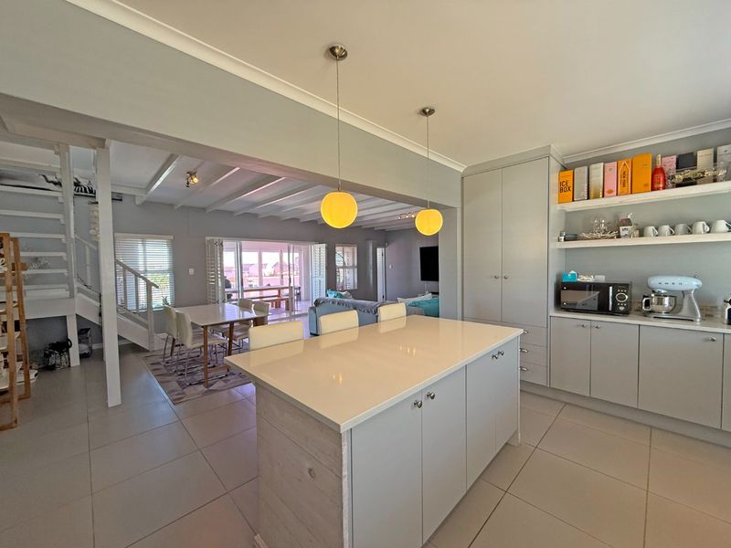 Elegant Coastal Family Living, 4 bedrooms, 4 Bathrooms in a Quiet Cul-de-Sac, Langebaan.  - Photo 4