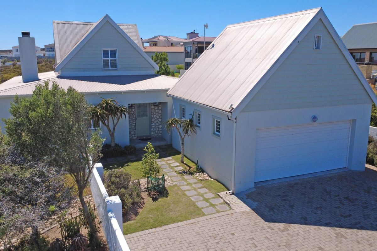 Elegant Coastal Family Living, 4 bedrooms, 4 Bathrooms in a Quiet Cul-de-Sac, Langebaan.  - Photo 2