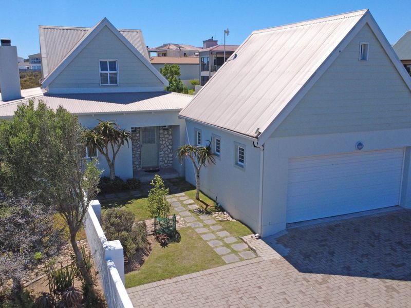 Elegant Coastal Family Living, 4 bedrooms, 4 Bathrooms in a Quiet Cul-de-Sac, Langebaan.  - Photo 2