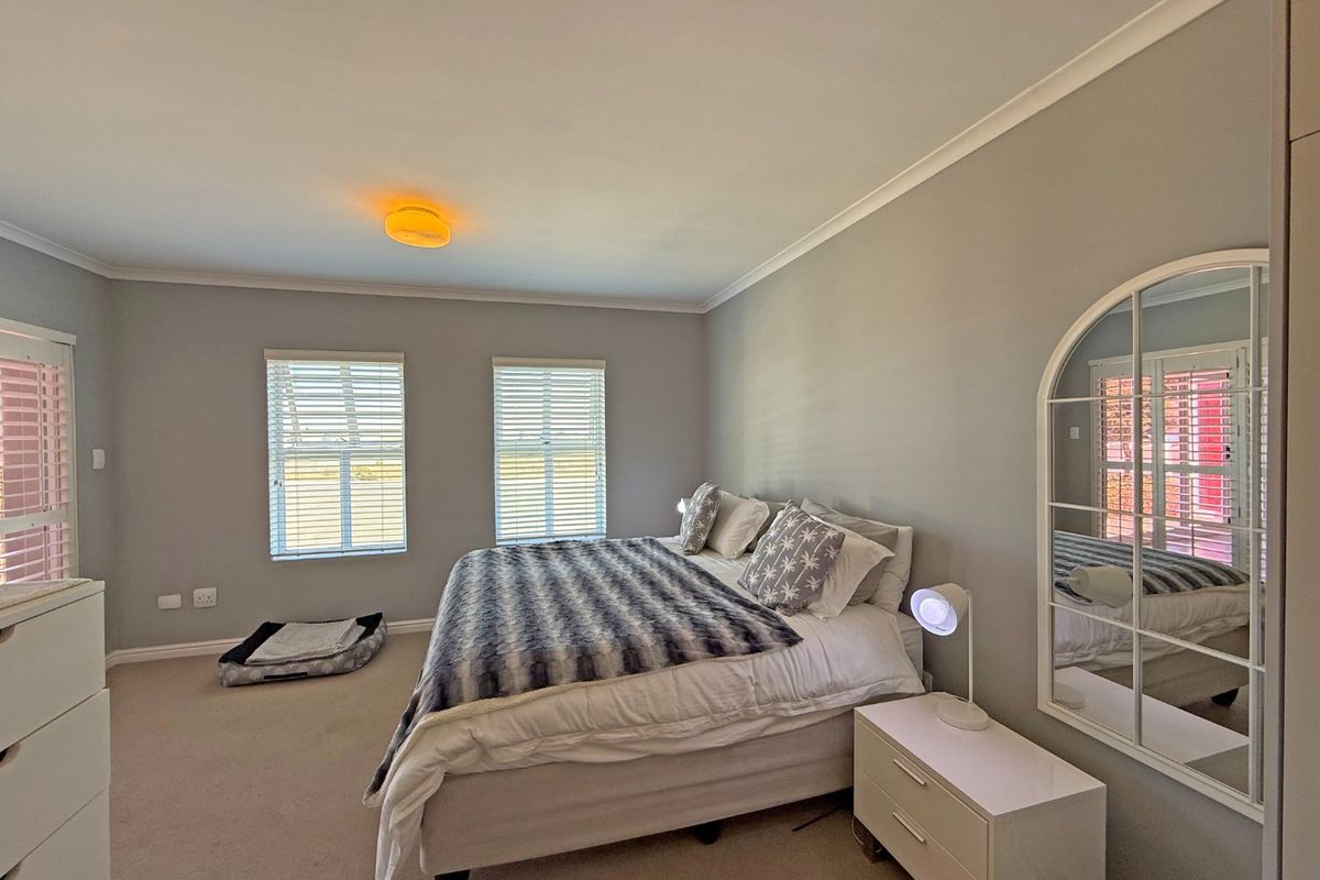 Elegant Coastal Family Living, 4 bedrooms, 4 Bathrooms in a Quiet Cul-de-Sac, Langebaan.  - Photo 5