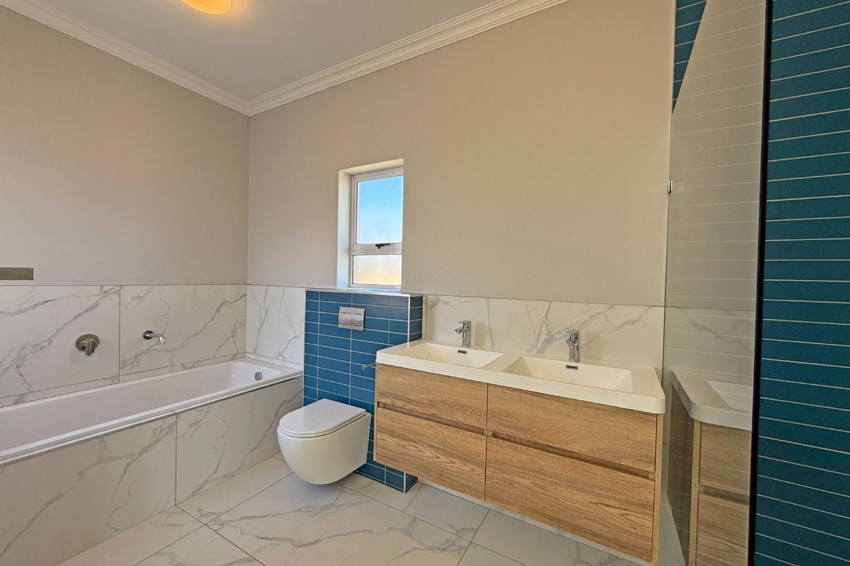 Architectural Excellence on the 13th Fairway – 4 Bedroom, 4 Bathroom House - Brand New in Langebaan Country Estate - Photo 4