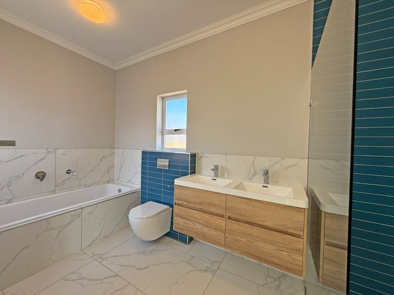 Architectural Excellence on the 13th Fairway – 4 Bedroom, 4 Bathroom House - Brand New in Langebaan Country Estate - Photo 4