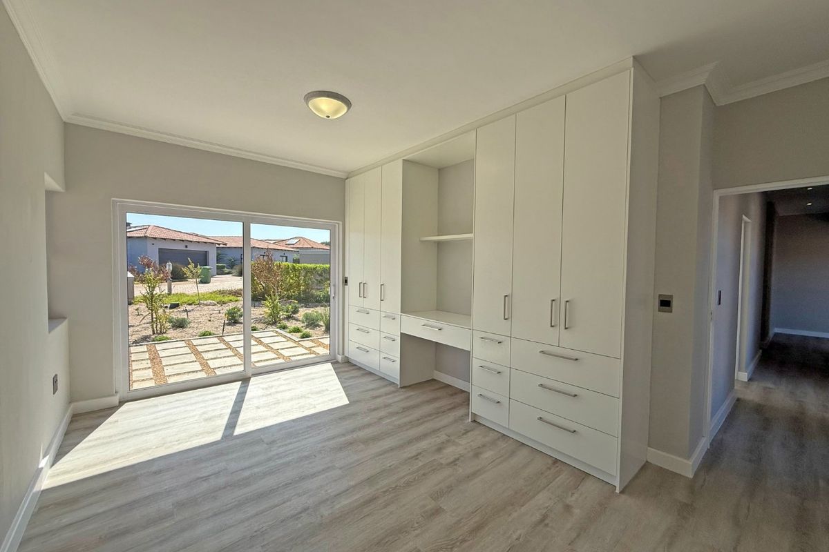 Architectural Excellence on the 13th Fairway – 4 Bedroom, 4 Bathroom House - Brand New in Langebaan Country Estate - Photo 3