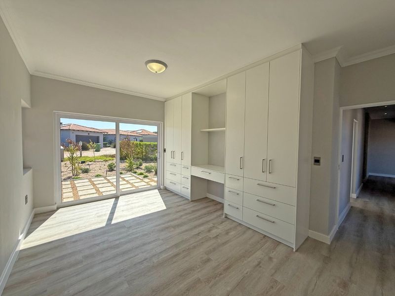 Architectural Excellence on the 13th Fairway – 4 Bedroom, 4 Bathroom House - Brand New in Langebaan Country Estate - Photo 3