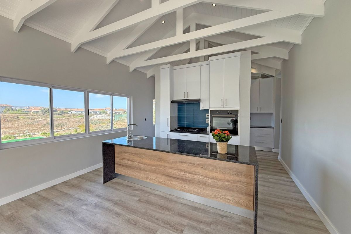 Architectural Excellence on the 13th Fairway – 4 Bedroom, 4 Bathroom House - Brand New in Langebaan Country Estate - Photo 2