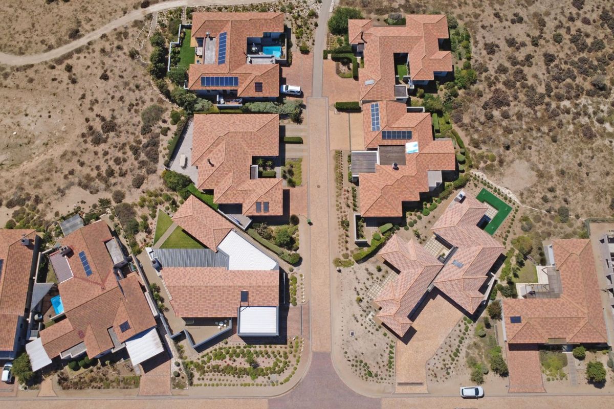 Architectural Excellence on the 13th Fairway – 4 Bedroom, 4 Bathroom House - Brand New in Langebaan Country Estate - Photo 5