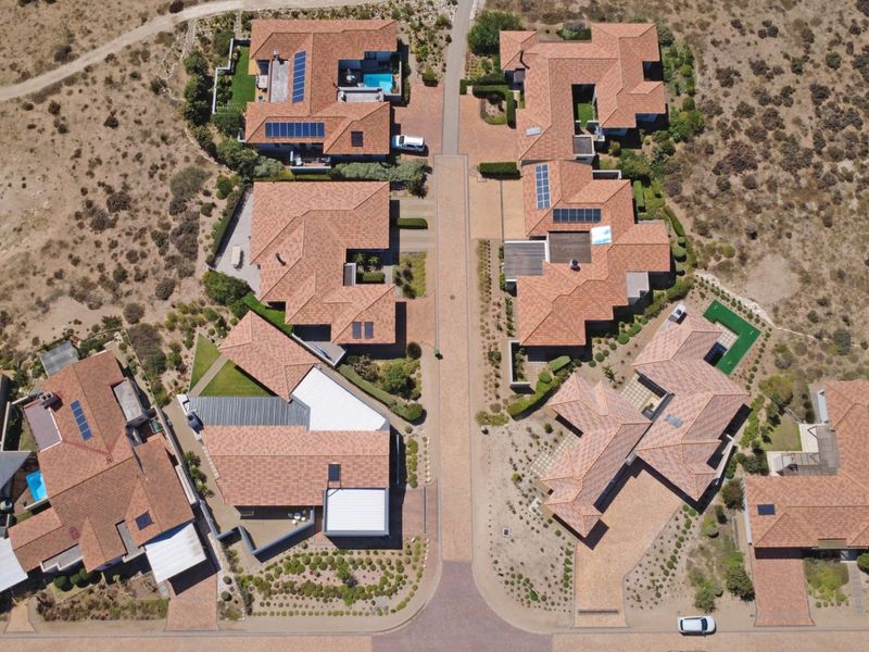 Architectural Excellence on the 13th Fairway – 4 Bedroom, 4 Bathroom House - Brand New in Langebaan Country Estate - Photo 5