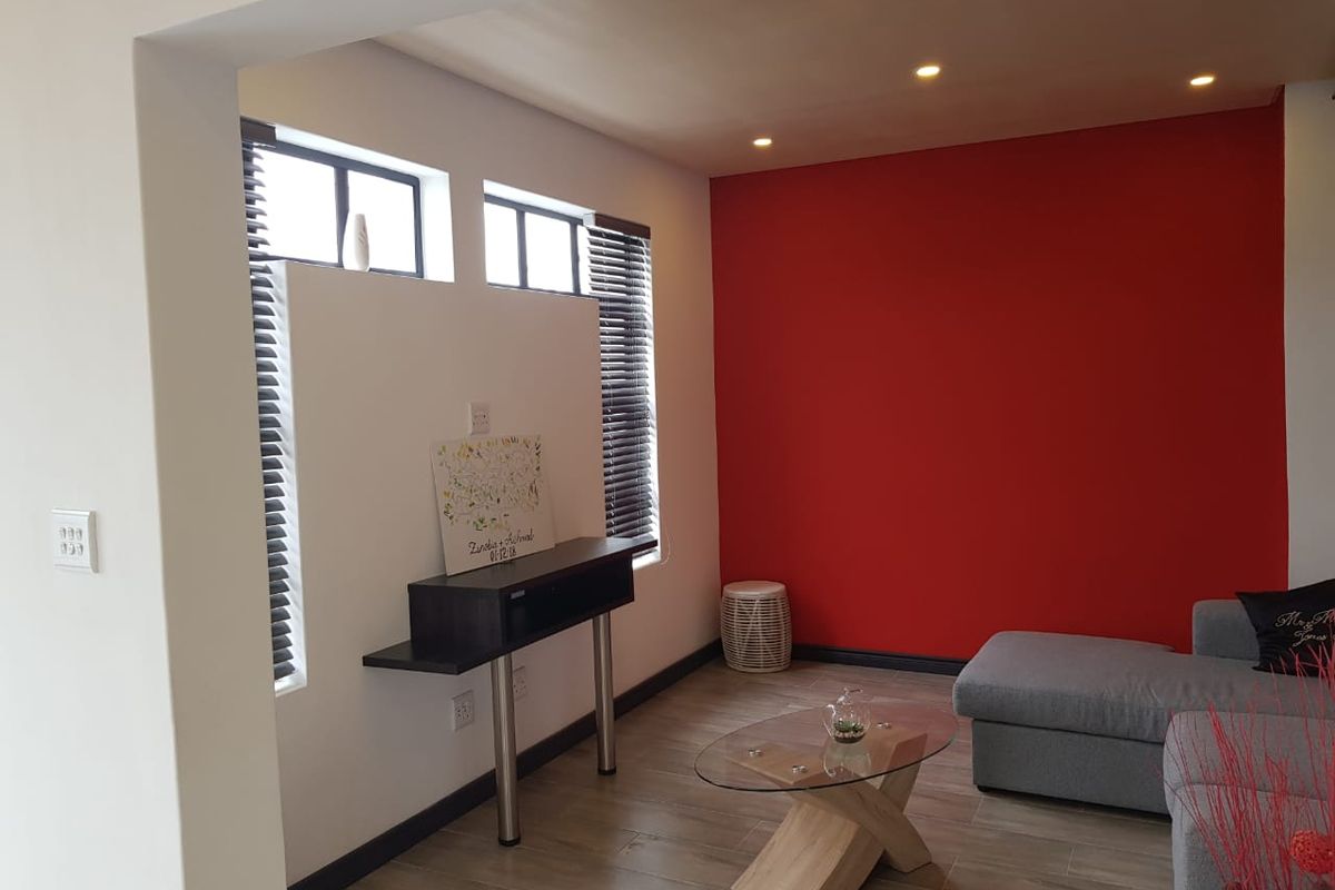 Spacious Multi-Family Home with Pool in Surrey Estate - Photo 5