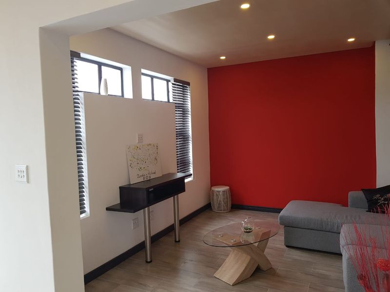 Spacious Multi-Family Home with Pool in Surrey Estate - Photo 5