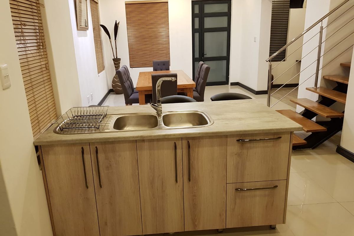 Spacious Multi-Family Home with Pool in Surrey Estate - Photo 4