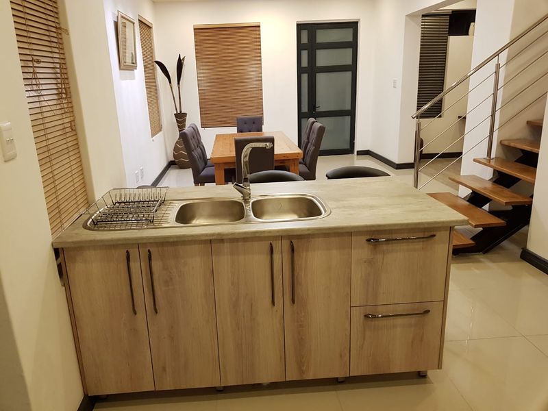 Spacious Multi-Family Home with Pool in Surrey Estate - Photo 4