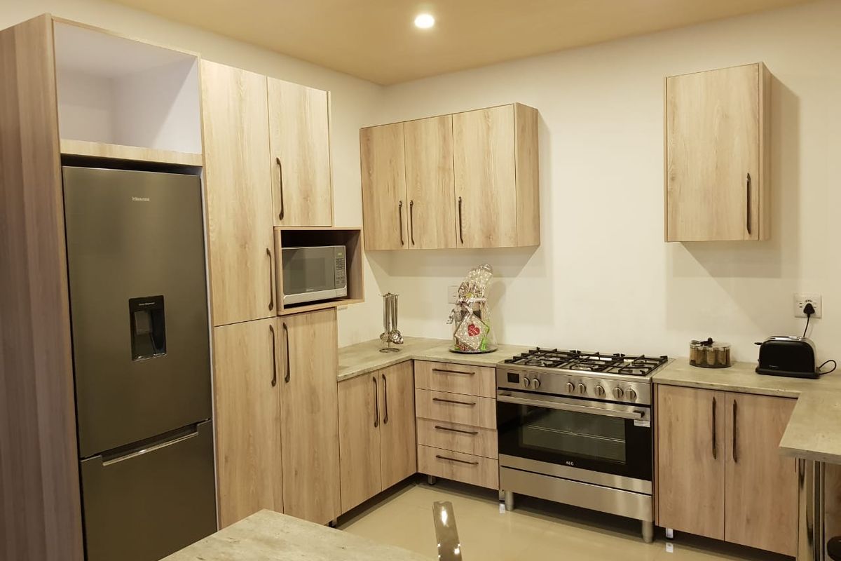 Spacious Multi-Family Home with Pool in Surrey Estate - Photo 3