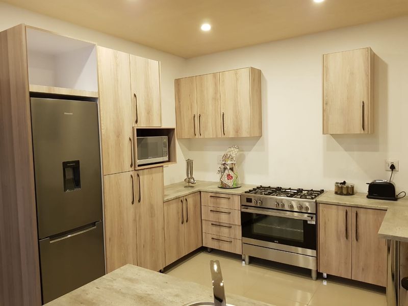 Spacious Multi-Family Home with Pool in Surrey Estate - Photo 3