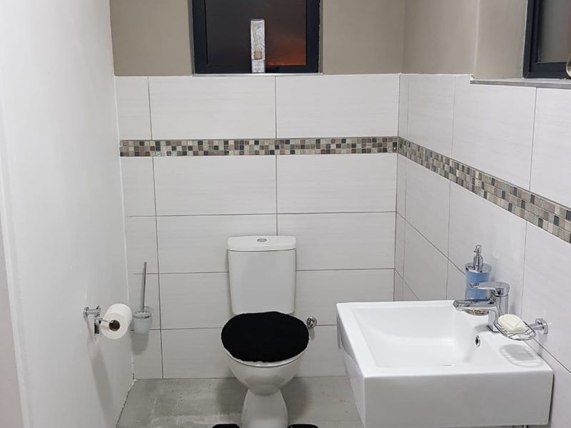 Spacious Multi-Family Home with Pool in Surrey Estate - Photo 10