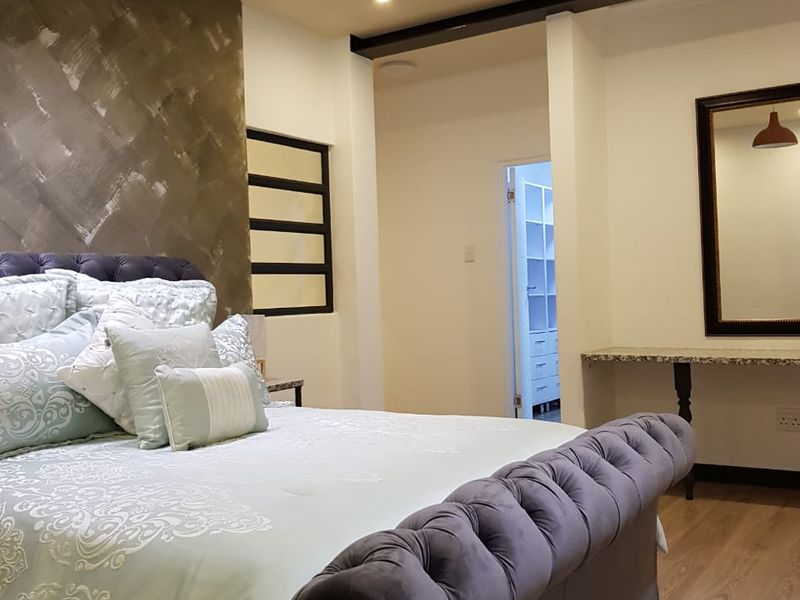 Spacious Multi-Family Home with Pool in Surrey Estate - Photo 9