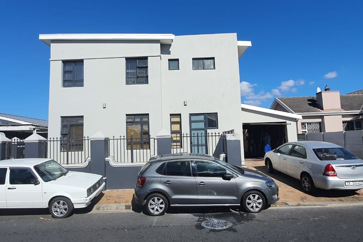 Spacious Multi-Family Home with Pool in Surrey Estate - Photo 2