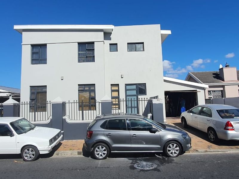 Spacious Multi-Family Home with Pool in Surrey Estate - Photo 2