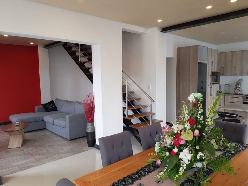 Spacious Multi-Family Home with Pool in Surrey Estate - Photo 7