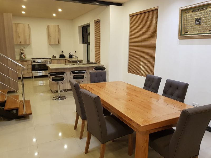 Spacious Multi-Family Home with Pool in Surrey Estate - Photo 6