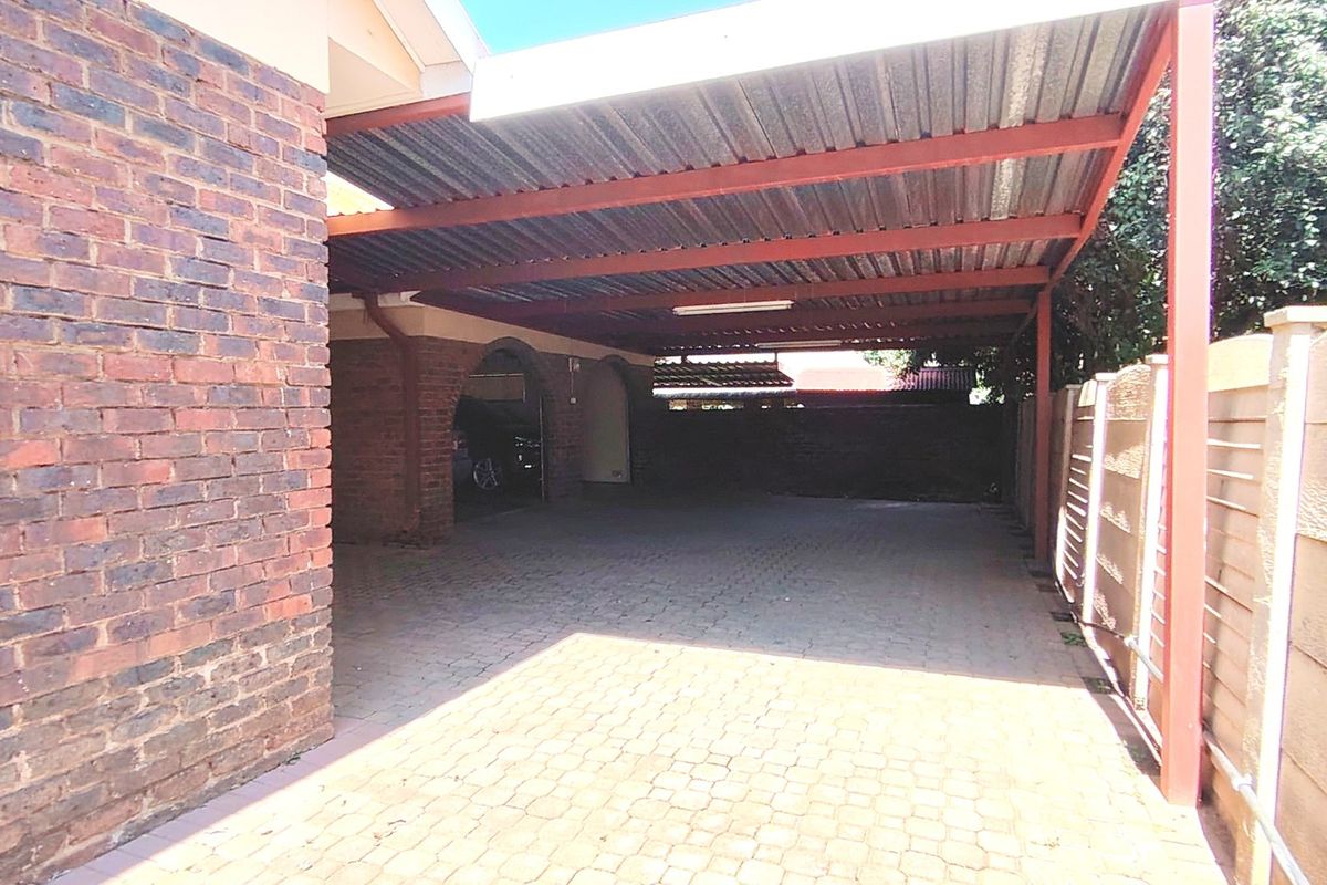 Spacious 4-Bedroom Family Home with Pool in SE2 - Photo 5