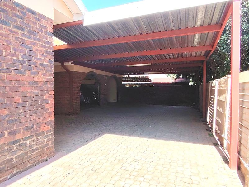 Spacious 4-Bedroom Family Home with Pool in SE2 - Photo 5