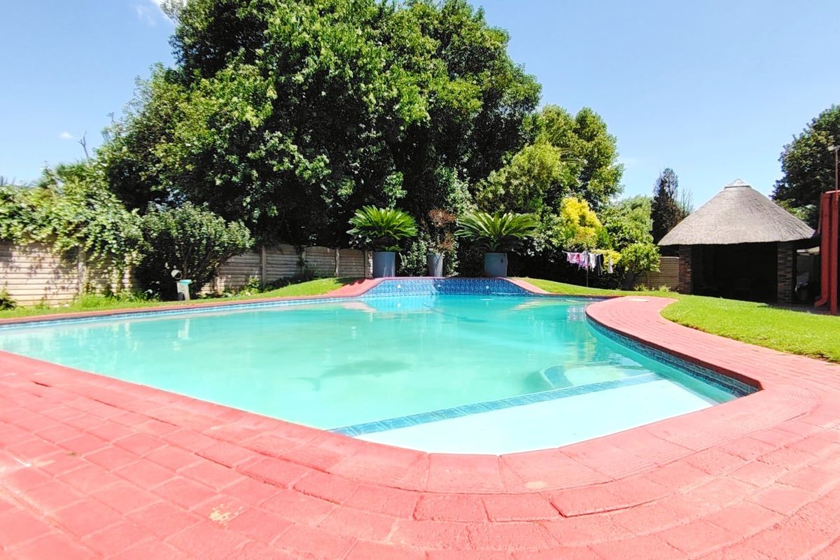 Spacious 4-Bedroom Family Home with Pool in SE2 - Photo 3