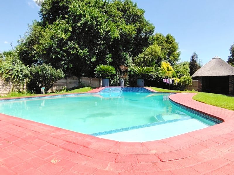 Spacious 4-Bedroom Family Home with Pool in SE2 - Photo 3