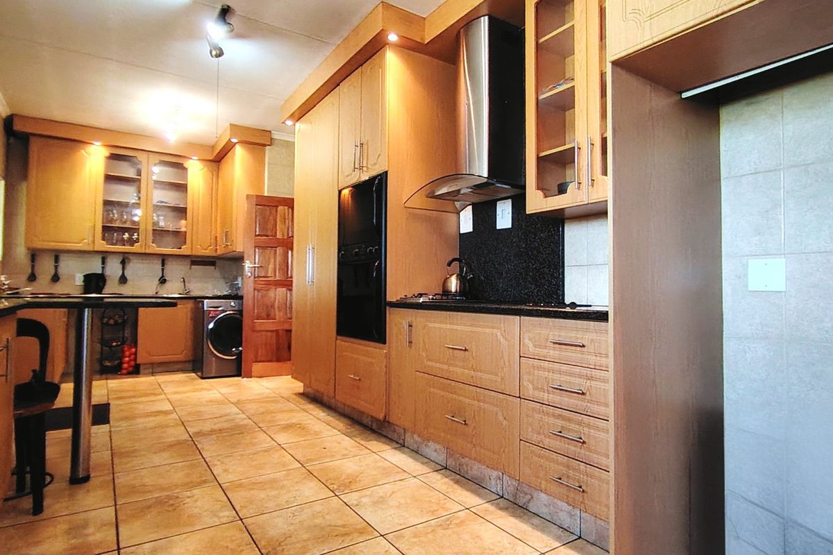 Spacious 4-Bedroom Family Home with Pool in SE2 - Photo 2