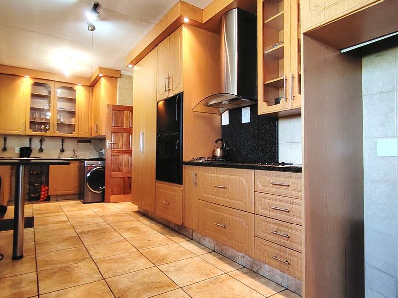 Spacious 4-Bedroom Family Home with Pool in SE2 - Photo 2