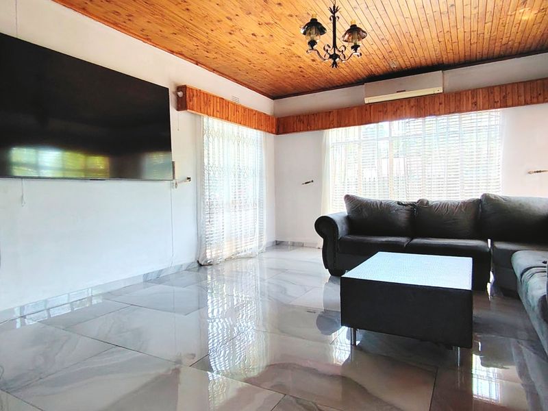 Spacious 4-Bedroom Family Home with Pool in SE2 - Photo 9