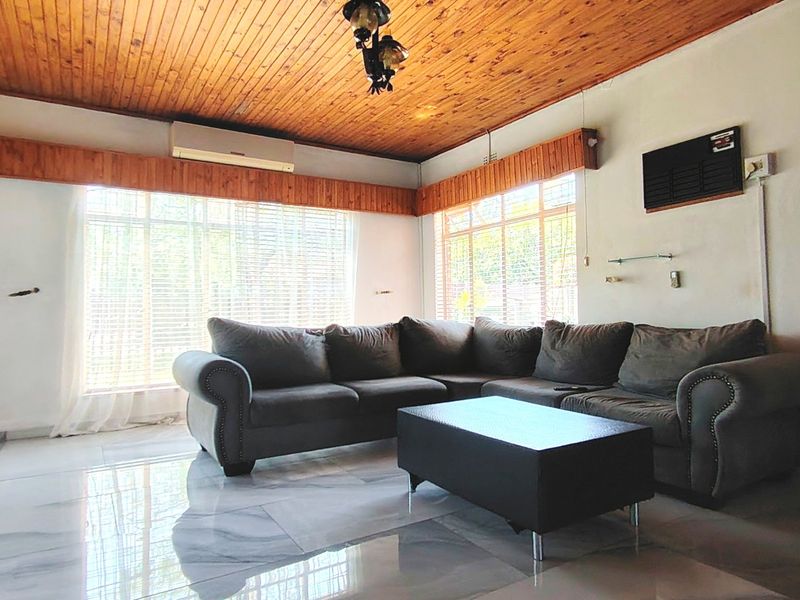 Spacious 4-Bedroom Family Home with Pool in SE2 - Photo 10