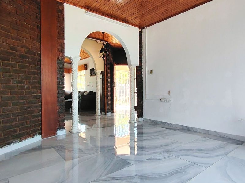 Spacious 4-Bedroom Family Home with Pool in SE2 - Photo 8