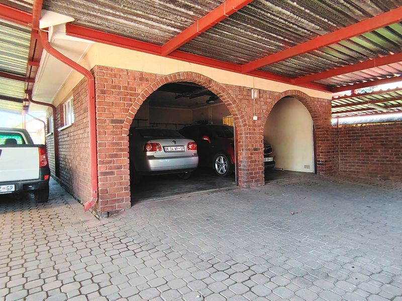 Spacious 4-Bedroom Family Home with Pool in SE2 - Photo 7