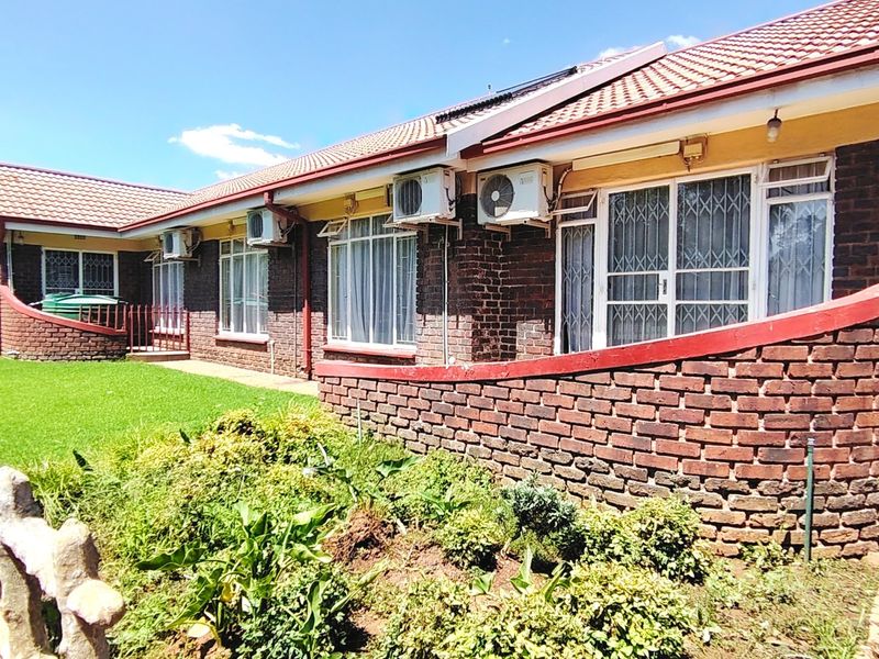 Spacious 4-Bedroom Family Home with Pool in SE2 - Photo 6
