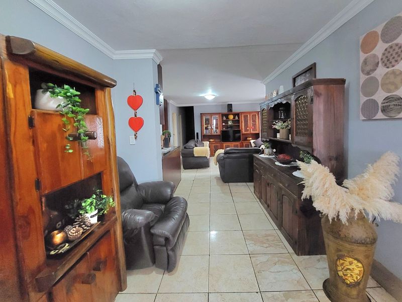 6 Bedroom Family Home in a Secure Estate  Brits NW - Photo 8