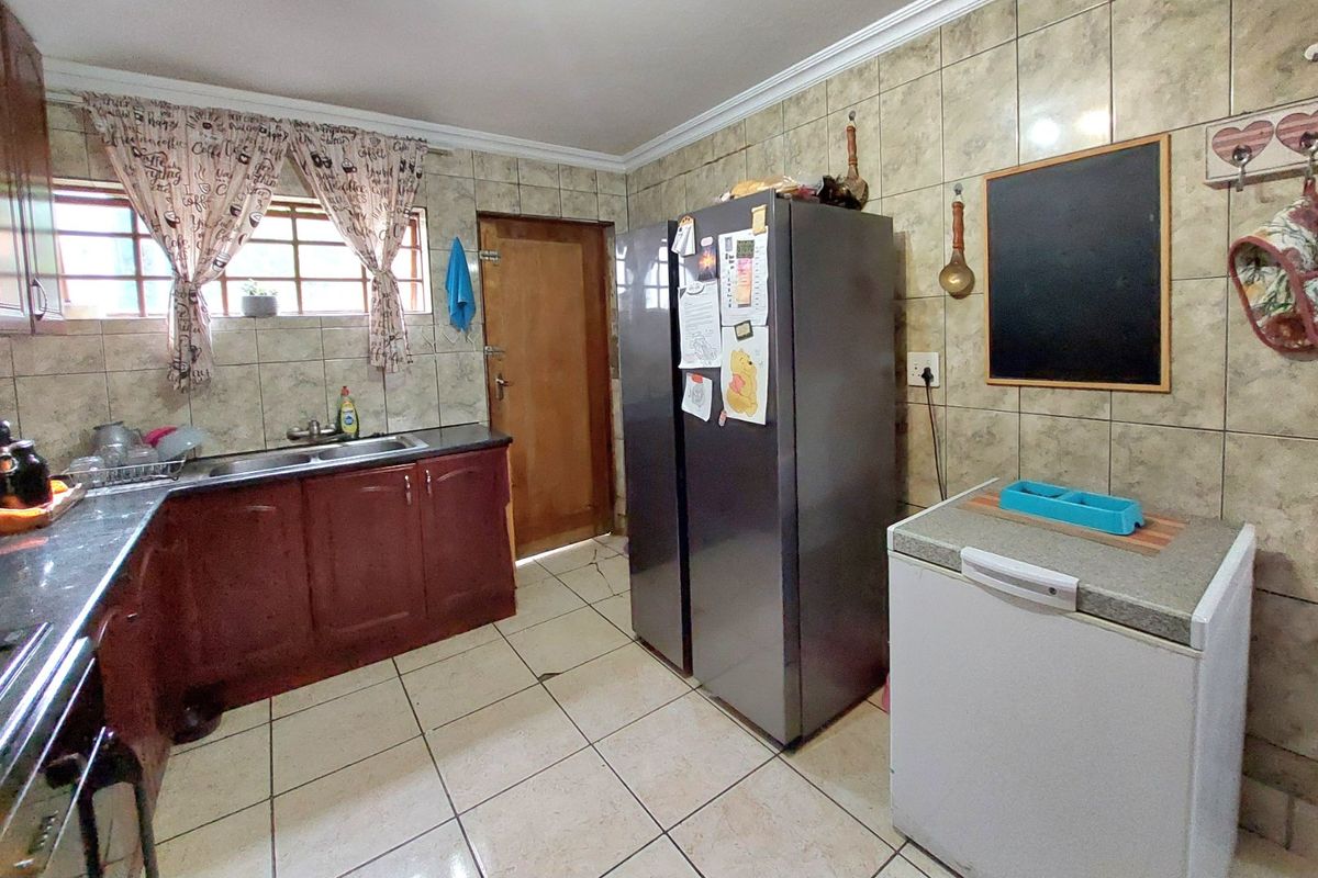 6 Bedroom Family Home in a Secure Estate  Brits NW - Photo 4