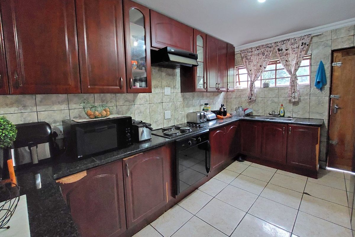 6 Bedroom Family Home in a Secure Estate  Brits NW - Photo 3