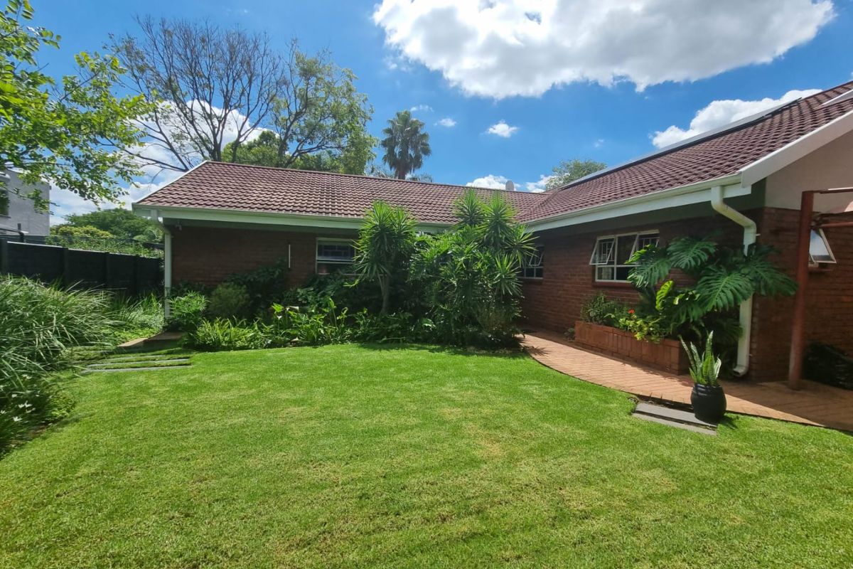 Spacious 3-Bedroom Home with Study, Beautiful Garden & Pool  Hartbeespoort  - Photo 3