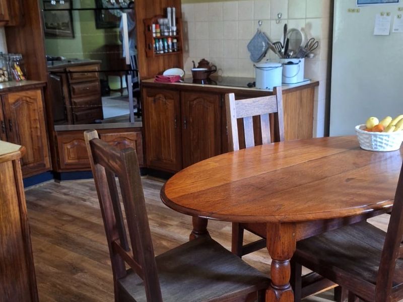 Spacious 3-Bedroom Home with Study, Beautiful Garden & Pool  Hartbeespoort  - Photo 4