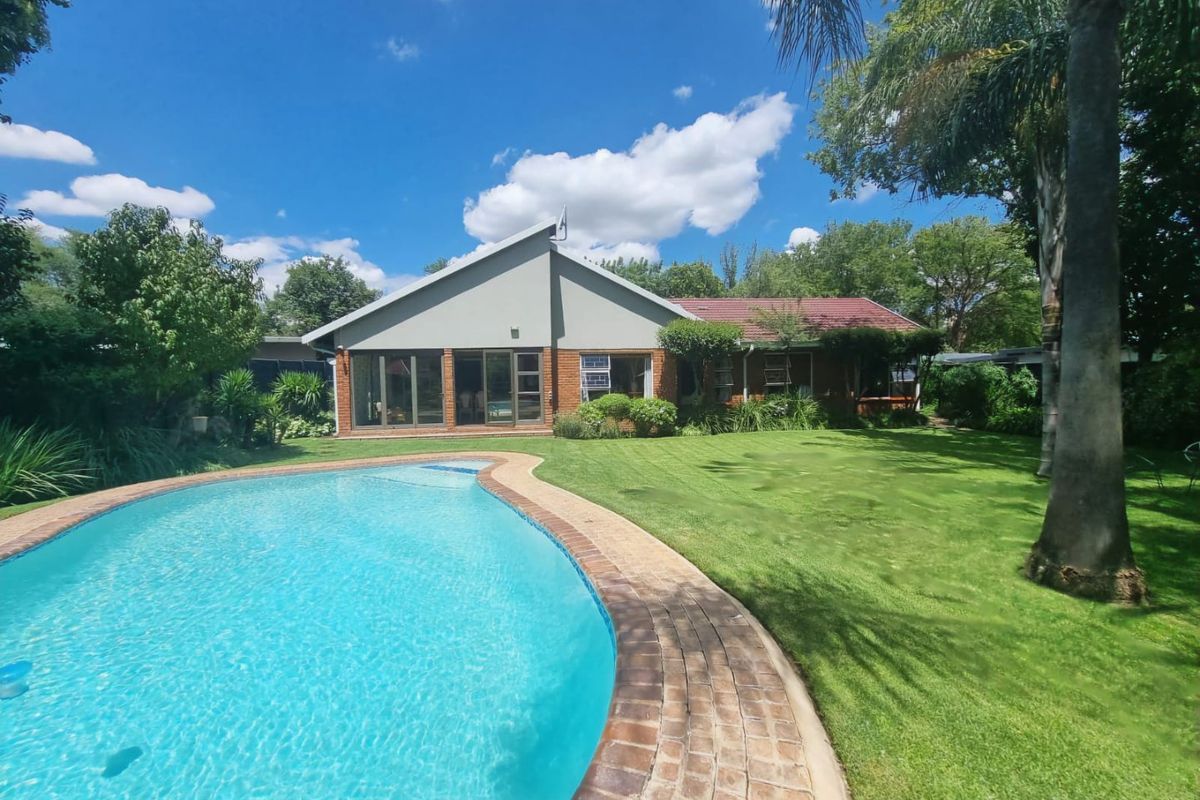 Spacious 3-Bedroom Home with Study, Beautiful Garden & Pool  Hartbeespoort  - Photo 2