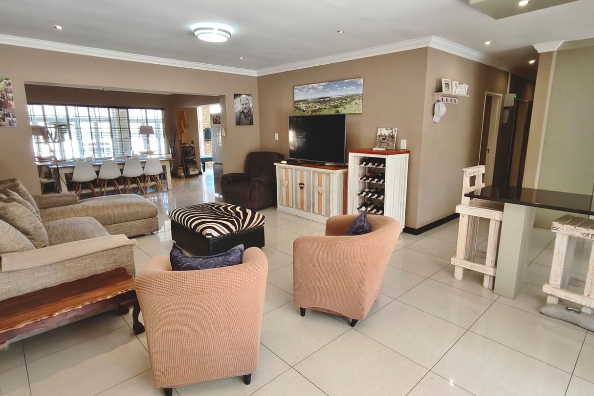 Spacious 8-Bedroom freestanding Home in the Tranquil town of Vaal Marina - Photo 3