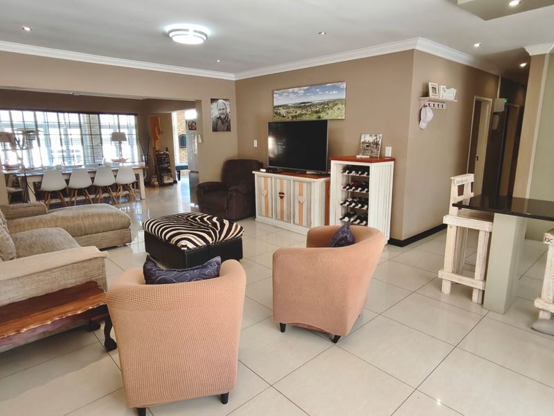 Spacious 8-Bedroom freestanding Home in the Tranquil town of Vaal Marina - Photo 3